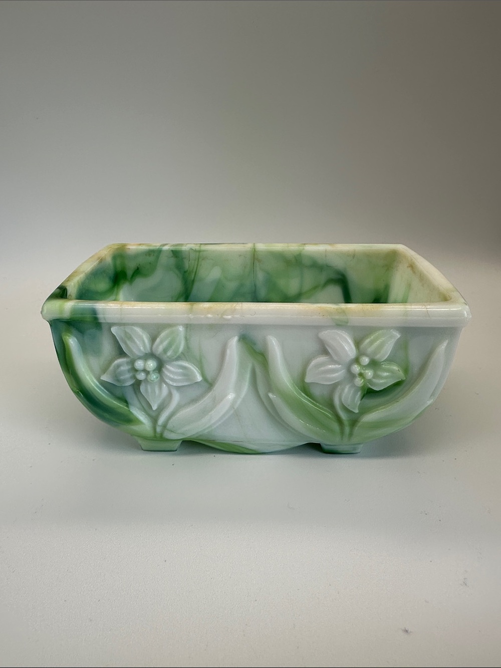 Akro Agate Slag Planter with Daffodil Design, Green White Swirls, C1930’s💐💐